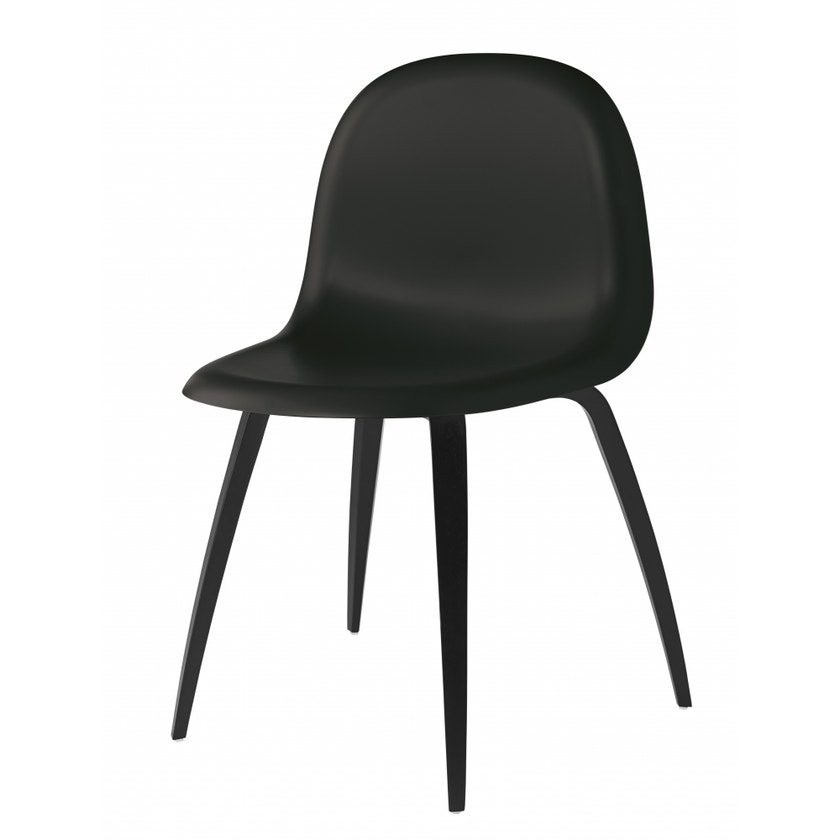 Chaise 3D de Gubi, Assise polypropylène noir, Base en hêtre teinté noir laqué semi mat Chaise 3D de Gubi, Assise polypropylène noir, Base en hêtre teinté noir laqué semi mat