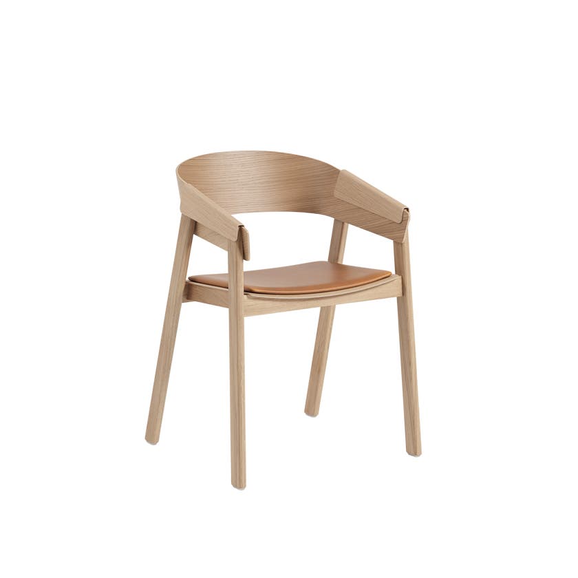 Fauteuil COVER de Muuto, Chêne, Assise cuir cognac Fauteuil COVER de Muuto, Chêne, Assise cuir cognac