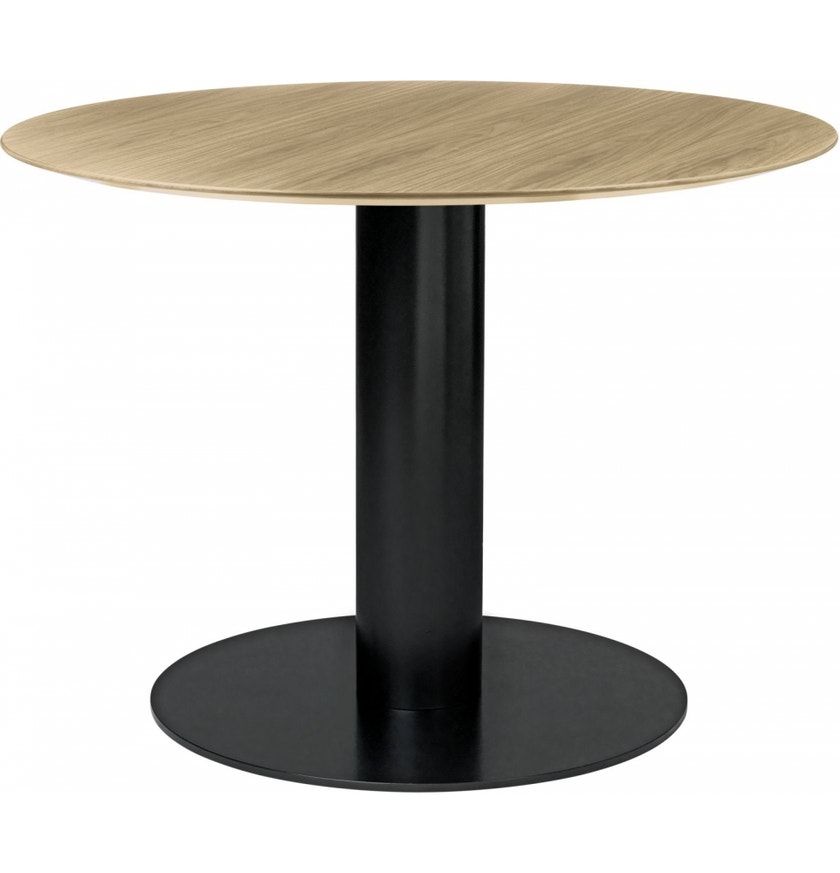 Table 2.0 de Gubi, Base noire, Ø110, Chêne Semi Mat Lacqué
