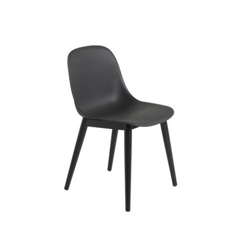 Chaise FIBER piétement bois de Muuto, Noir / noir