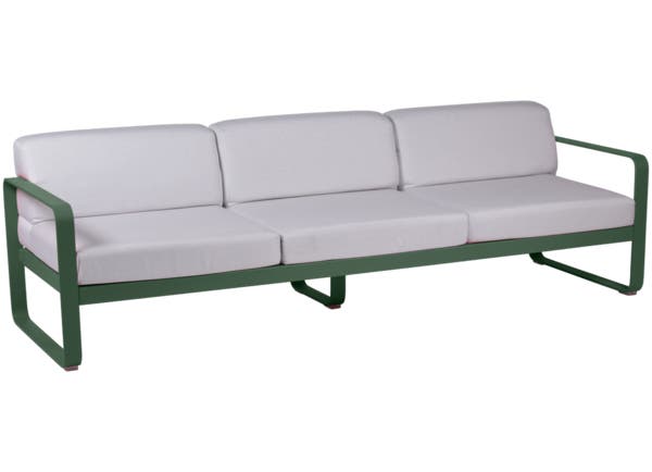 Canapé 3 places BELLEVIE de Fermob, Coussin blanc grisé, Vert cèdre Canapé 3 places BELLEVIE de Fermob, Coussin blanc grisé, Vert cèdre