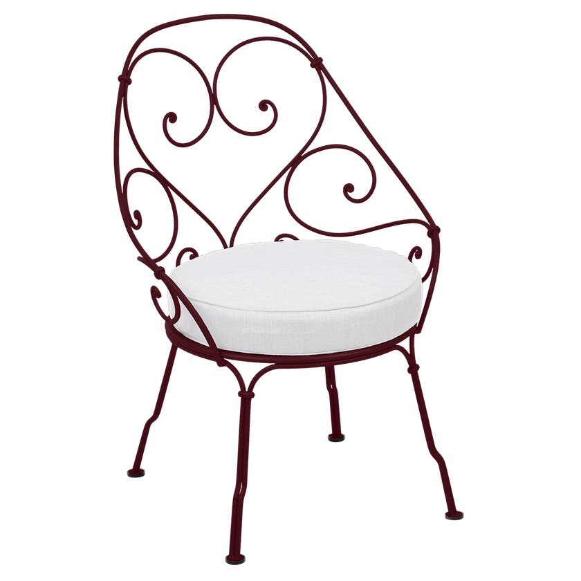 Fauteuil CABRIOLET de Fermob, Coussin Blanc grisé, Cerise noire Fauteuil CABRIOLET de Fermob, Coussin Blanc grisé, Cerise noire