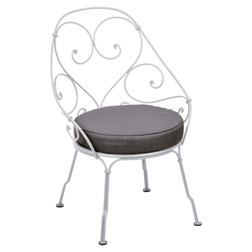 Fauteuil CABRIOLET de Fermob, coussin gris graphite, Blanc coton Fauteuil CABRIOLET de Fermob, coussin gris graphite, Blanc coton