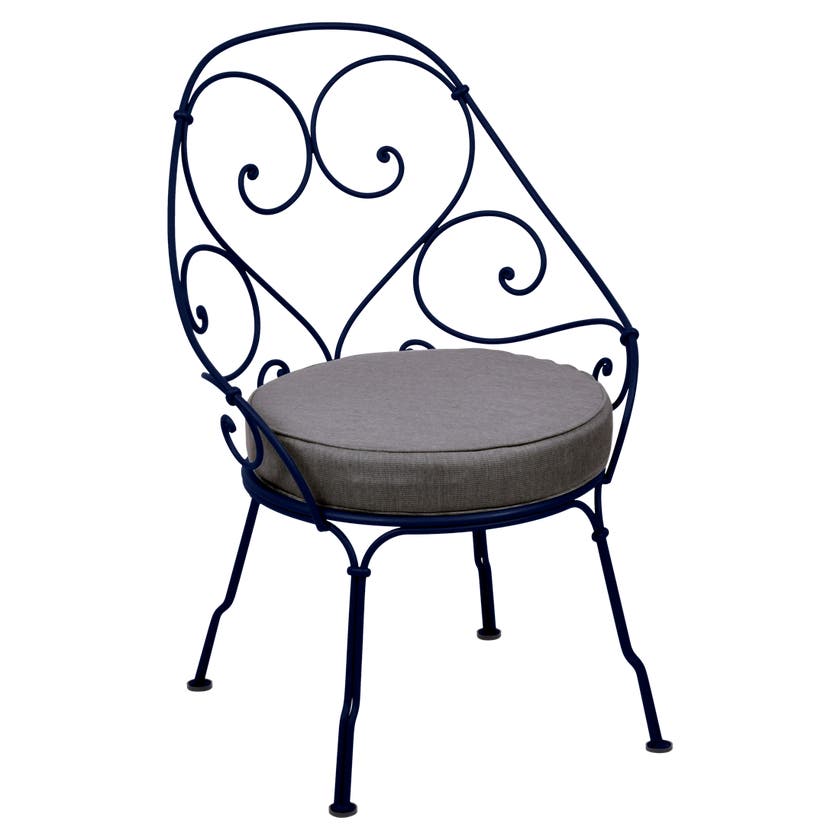 Fauteuil CABRIOLET de Fermob, coussin gris graphite, Bleu abysse Fauteuil CABRIOLET de Fermob, coussin gris graphite, Bleu abysse