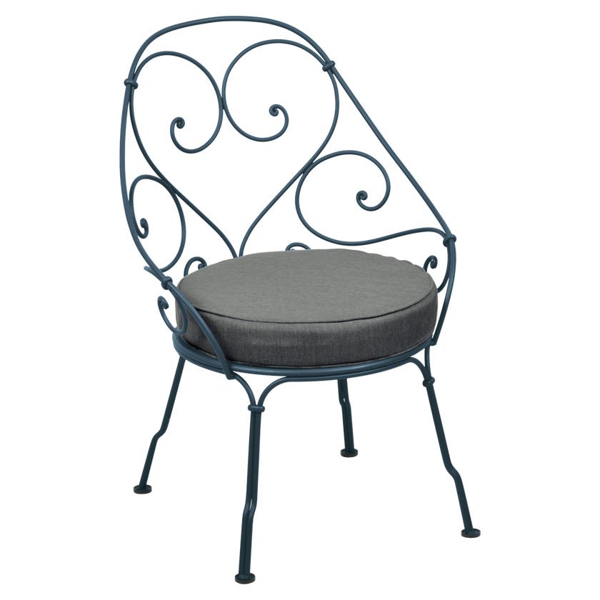 Fauteuil CABRIOLET de Fermob, coussin gris graphite, Bleu acapulco Fauteuil CABRIOLET de Fermob, coussin gris graphite, Bleu acapulco