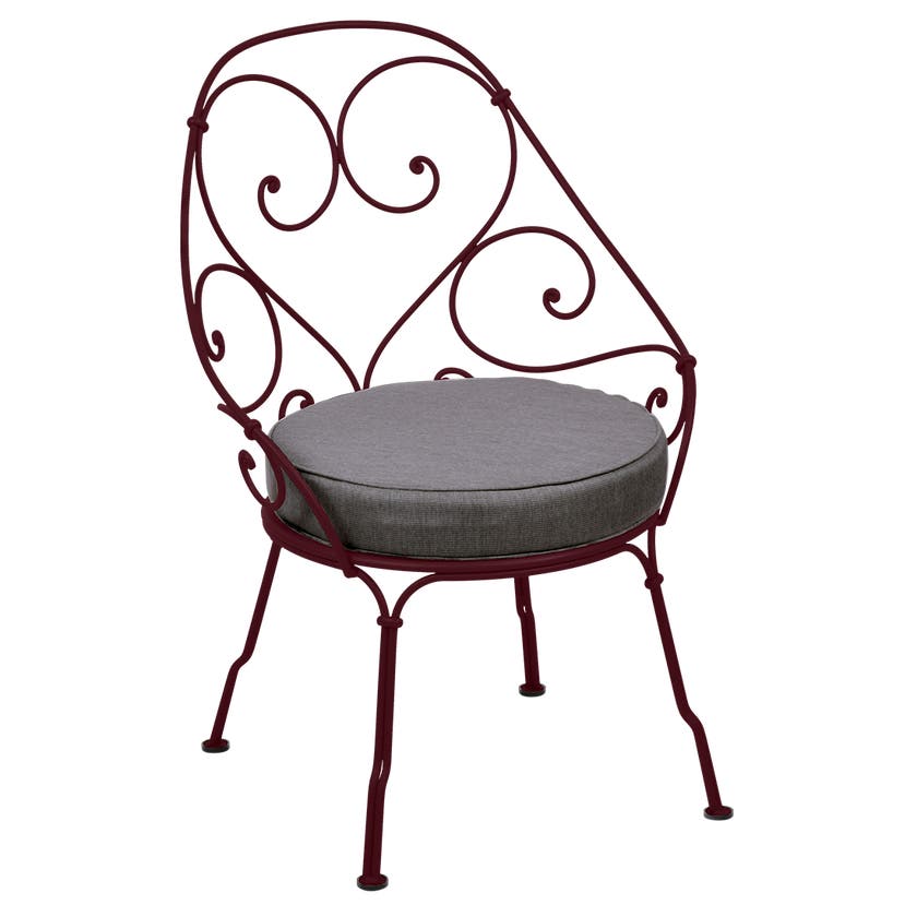Fauteuil CABRIOLET de Fermob, Coussin Gris graphite, Cerise noire Fauteuil CABRIOLET de Fermob, Coussin Gris graphite, Cerise noire