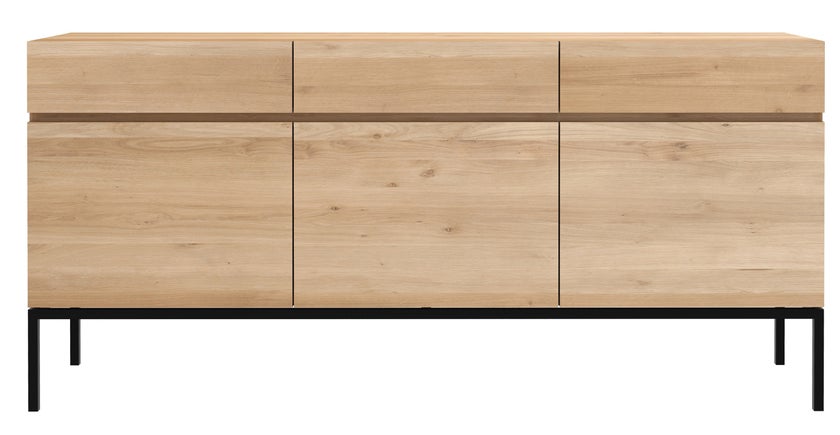 Buffet LIGNA d'Ethnicraft, Pied métal noir, 3 portes, Chêne Buffet LIGNA d'Ethnicraft, Pied métal noir, 3 portes, Chêne