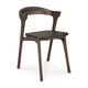 Chaise BOK, en chêne brun verni avec revêtement, Cuir Brun
