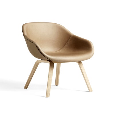 Fauteuil AAC 123 de Hay, Cuir Sense Cognac, Pieds en chêne vernis naturel