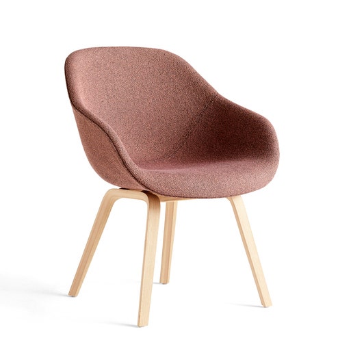 Fauteuil AAC 123 de Hay, Brun rosé, Pieds en chêne vernis naturel