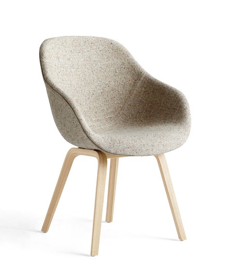 Fauteuil AAC 123 de Hay, Beige, Pieds en chêne vernis naturel Fauteuil AAC 123 de Hay, Beige, Pieds en chêne vernis naturel