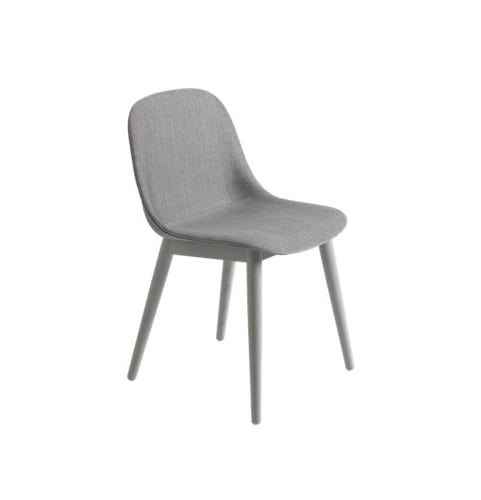 Chaise FIBER piétement bois de Muuto, Remix 133 gris 