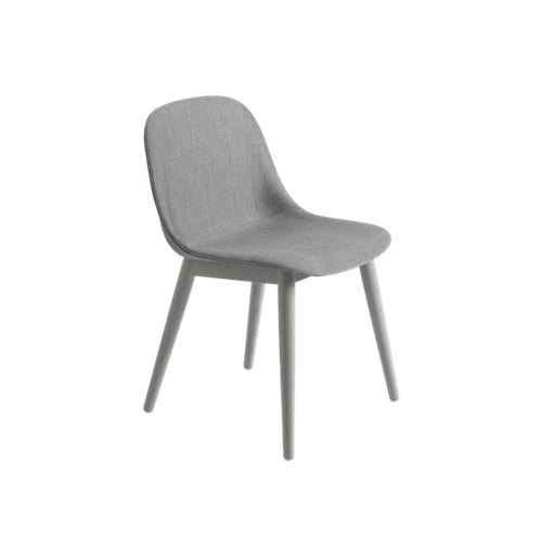 Chaise FIBER piétement bois de Muuto, Remix 133 gris Chaise FIBER piétement bois de Muuto, Remix 133 gris
