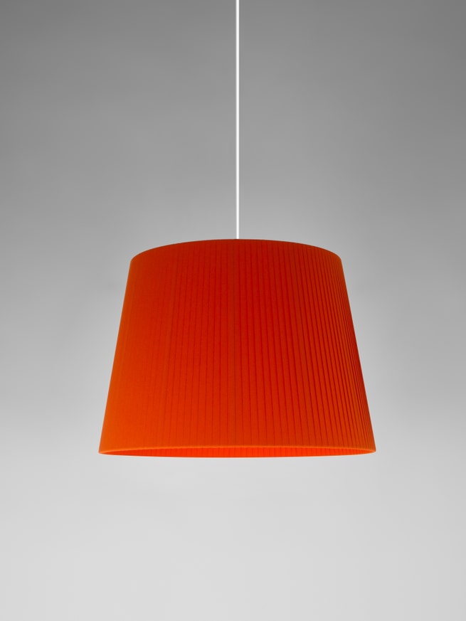 Suspension SÍSÍSÍ CÓNICAS Ruban Rouge-Ambre / Métal Blanc Suspension SÍSÍSÍ CÓNICAS Ruban Rouge-Ambre / Métal Blanc