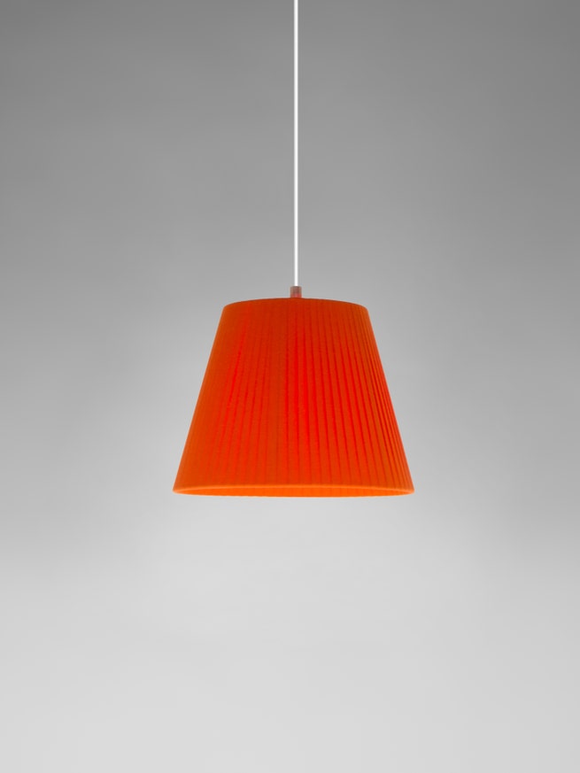 Suspension SÍSÍSÍ CÓNICAS Ruban Rouge-Ambre / Métal Blanc Suspension SÍSÍSÍ CÓNICAS Ruban Rouge-Ambre / Métal Blanc