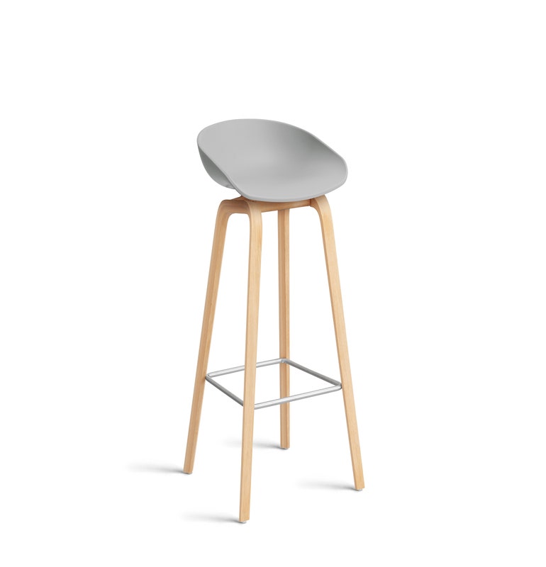 Tabouret AAS32 LOW de Hay, H.64, Pieds en chêne savonné, Repose-pieds inox, Concrete grey 2.0