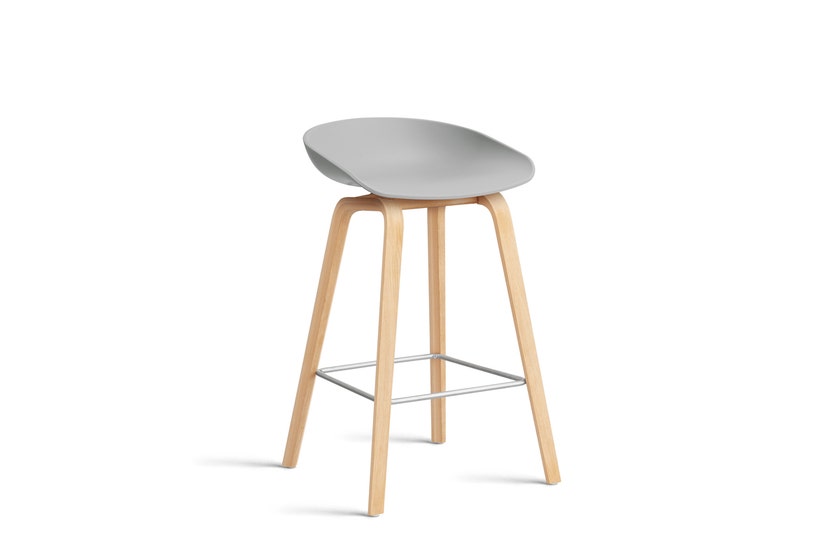 Tabouret AAS32 LOW de Hay, H.64, Pieds en chêne savonné, Repose-pieds inox, Concrete grey 2.0 Tabouret AAS32 LOW de Hay, H.64, Pieds en chêne savonné, Repose-pieds inox, Concrete grey 2.0