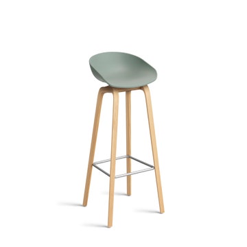 Tabouret AAS32 LOW de Hay, H.64, Pieds en chêne vernis naturel, Repose-pieds inox, Fall green 2.0