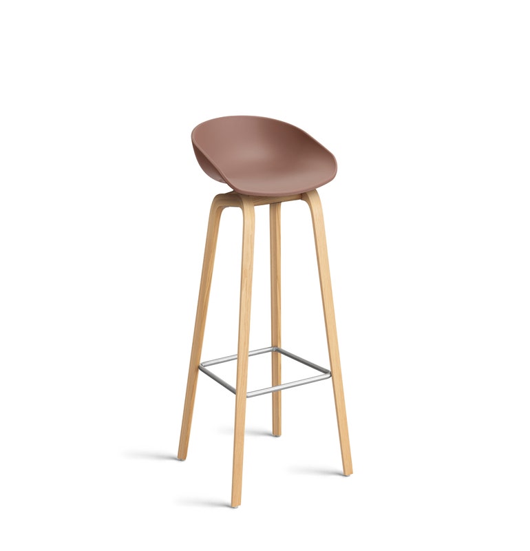 Tabouret AAS32 LOW de Hay, H.64, Pieds en chêne vernis naturel, Repose-pieds inox, Soft brick 2.0