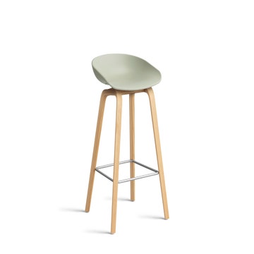 Tabouret AAS32 LOW de Hay, H.64, Pieds en chêne vernis naturel, Repose-pieds inox, Pastel green 2.0