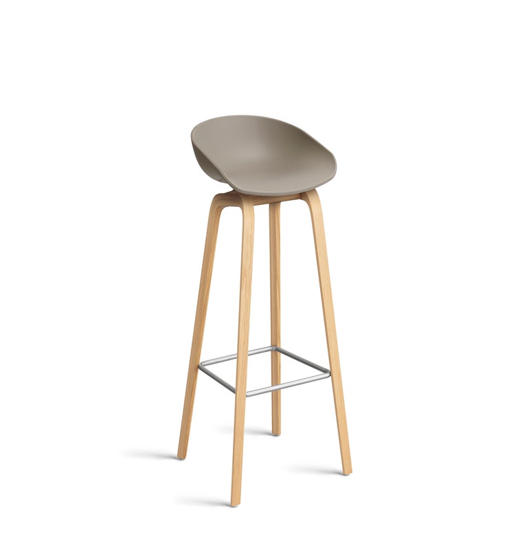 Tabouret AAS32 LOW de Hay, H.64, Pieds en chêne vernis naturel, Repose-pieds inox, Khaki 2.0