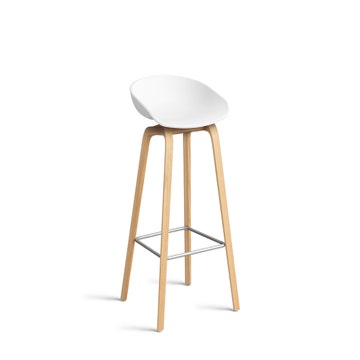 Tabouret AAS32 LOW de Hay, H.64, Pieds en chêne vernis naturel, Repose-pieds inox, White 2.0