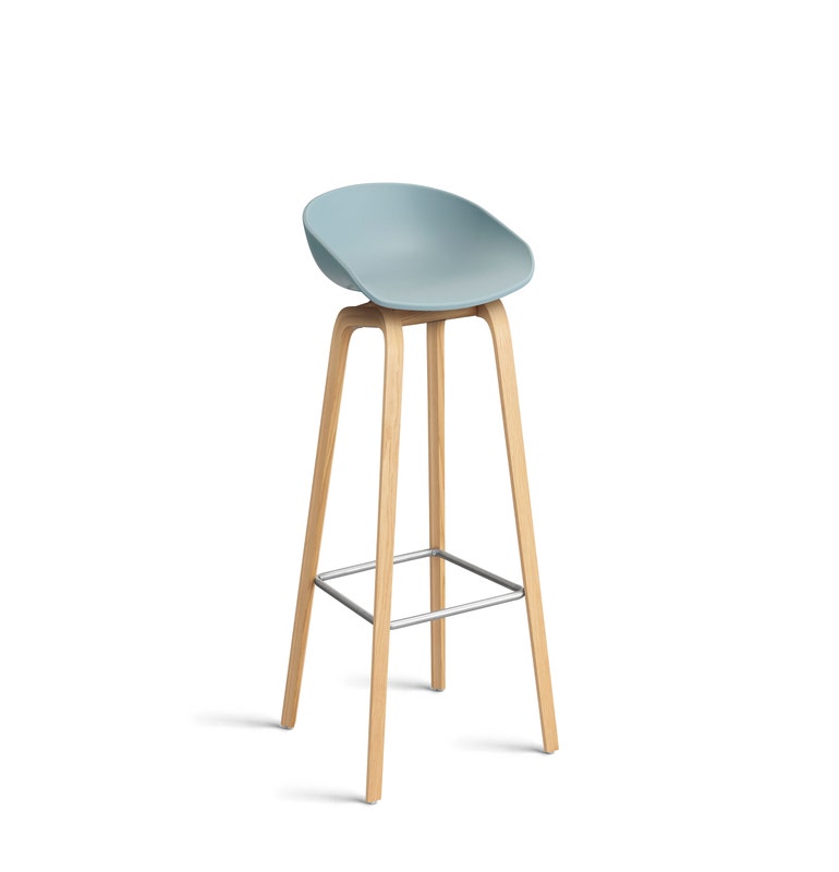 Tabouret AAS32 LOW de Hay, H.64, Pieds en chêne vernis naturel, Repose-pieds inox, Dusty blue 2.0