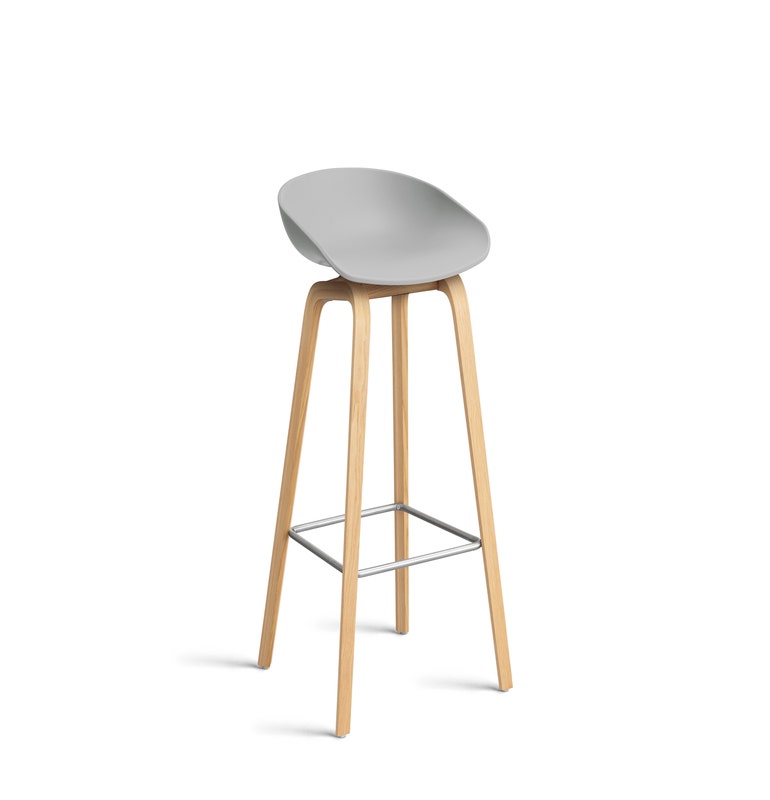 Tabouret AAS32 LOW de Hay, H.64, Pieds en chêne vernis naturel, Repose-pieds inox, Concrete grey 2.0