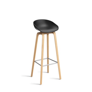 Tabouret AAS32 LOW de Hay, H.64, Pieds en chêne vernis naturel, Repose-pieds inox, Black 2.0