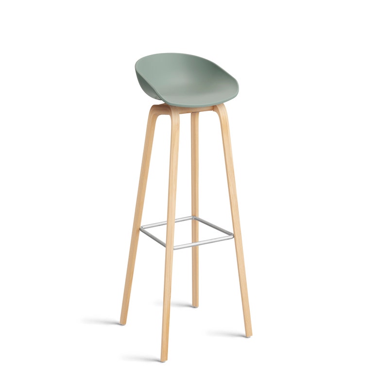 Tabouret AAS32 HIGH de Hay, H.74, Pieds en chêne vernis naturel, Repose-pieds inox, Fall green 2.0