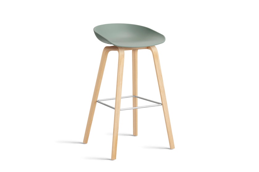 Tabouret AAS32 HIGH de Hay, H.74, Pieds en chêne vernis naturel, Repose-pieds inox, Fall green 2.0 Tabouret AAS32 HIGH de Hay, H.74, Pieds en chêne vernis naturel, Repose-pieds inox, Fall green 2.0