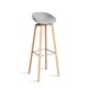 Tabouret AAS32 HIGH de Hay H.74, Pieds en chêne vernis naturel, Repose-pieds inox, Concrete grey 2.0