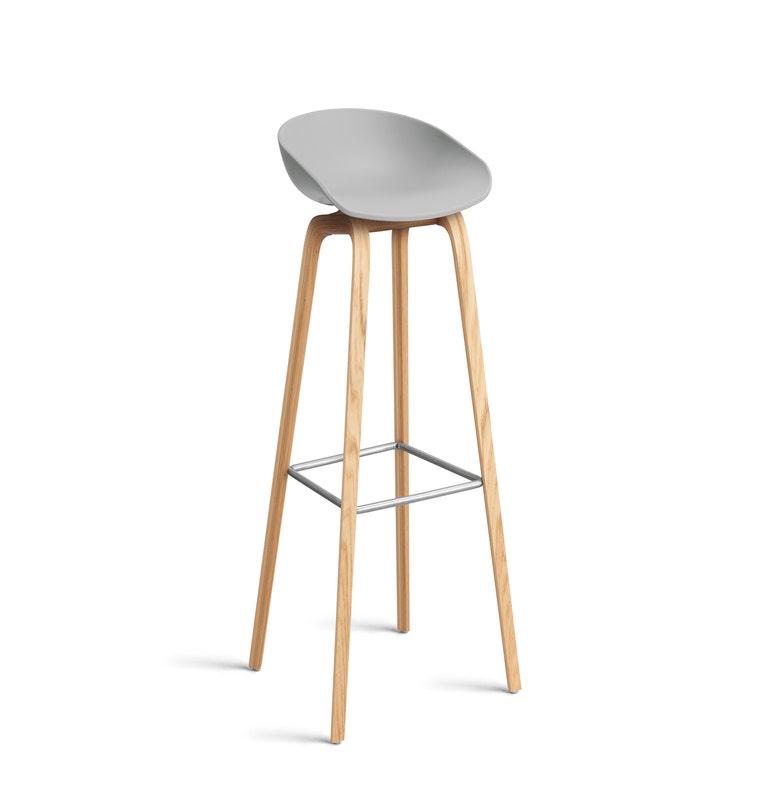 Tabouret AAS32 HIGH de Hay H.74, Pieds en chêne vernis naturel, Repose-pieds inox, Concrete grey 2.0