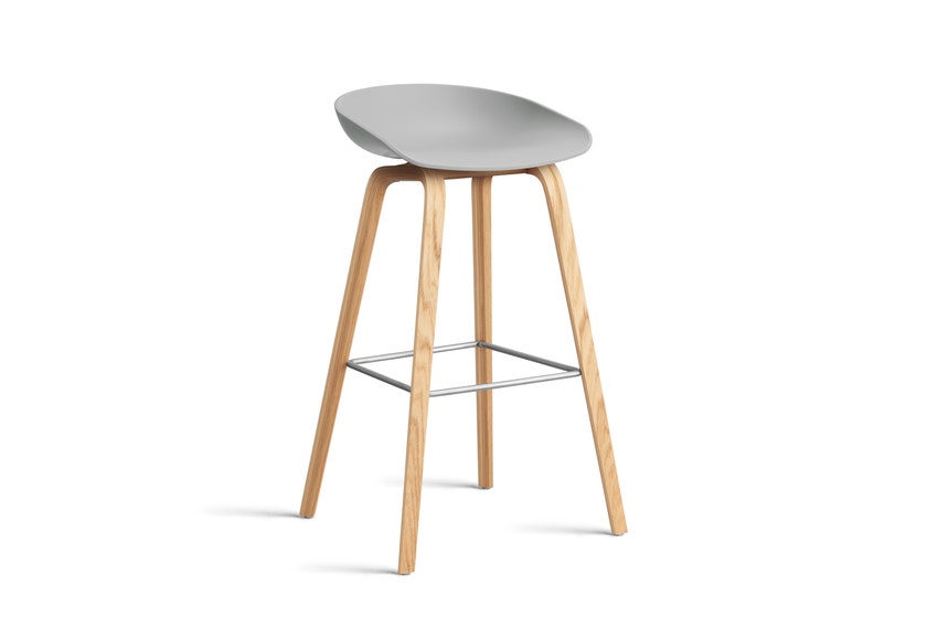 Tabouret AAS32 HIGH de Hay H.74, Pieds en chêne vernis naturel, Repose-pieds inox, Concrete grey 2.0 Tabouret AAS32 HIGH de Hay H.74, Pieds en chêne vernis naturel, Repose-pieds inox, Concrete grey 2.0