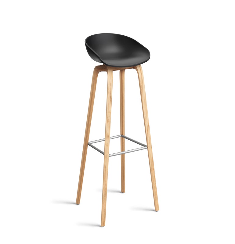 Tabouret AAS32 HIGH de Hay H.74, Pieds en chêne vernis naturel, Repose-pieds inox, Black 2.0