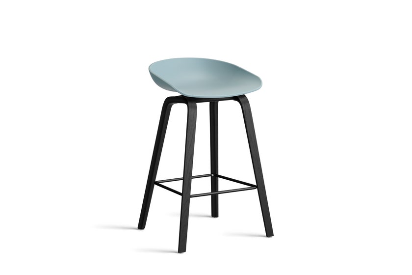 Tabouret AAS32 LOW de Hay, H. 64, Pieds en chêne noir, Repose-pieds noir, Dusty blue 2.0 Tabouret AAS32 LOW de Hay, H. 64, Pieds en chêne noir, Repose-pieds noir, Dusty blue 2.0