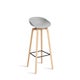 Tabouret AAS32 LOW de Hay, H.64, Pieds en chêne vernis naturel, Repose-pied noir, Concrete Grey 2.0