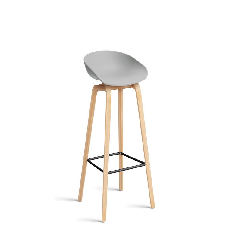 Tabouret AAS32 LOW de Hay, H.64, Pieds en chêne vernis naturel, Repose-pied noir, Concrete Grey 2.0