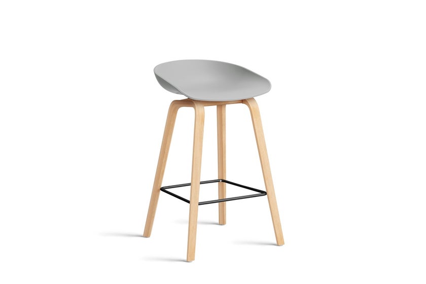 Tabouret AAS32 LOW de Hay, H.64, Pieds en chêne vernis naturel, Repose-pied noir, Concrete Grey 2.0 Tabouret AAS32 LOW de Hay, H.64, Pieds en chêne vernis naturel, Repose-pied noir, Concrete Grey 2.0