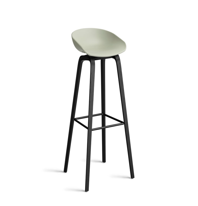 Tabouret AAS32 HIGH de Hay H.74, Pieds en chêne noir, Repose-pieds noir, Pastel green 2.0