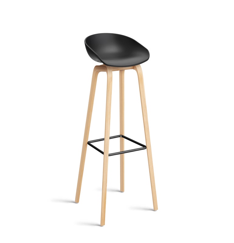 Tabouret AAS32 HIGH de Hay, H.74, Pieds en chêne vernis naturel, Repose-pieds noir, Black 2.0