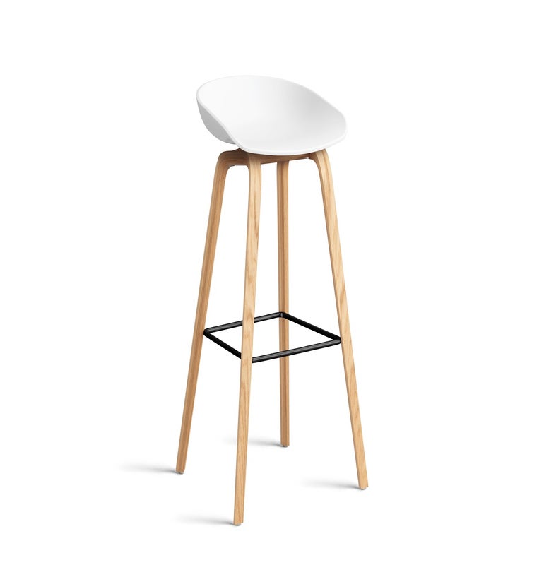 Tabouret AAS32 HIGH de Hay H.74, Pieds en chêne vernis naturel, Repose-pieds noir, White 2.0