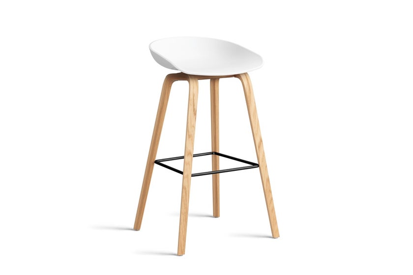 Tabouret AAS32 HIGH de Hay H.74, Pieds en chêne vernis naturel, Repose-pieds noir, White 2.0 Tabouret AAS32 HIGH de Hay H.74, Pieds en chêne vernis naturel, Repose-pieds noir, White 2.0
