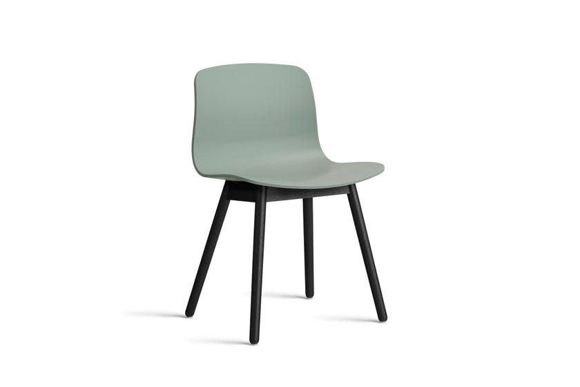 Chaise AAC12 de Hay, Piétement en chêne teinté noir, Fall green 2.0 Chaise AAC12 de Hay, Piétement en chêne teinté noir, Fall green 2.0