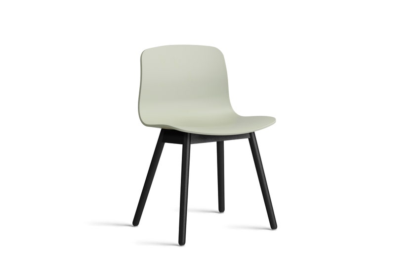 Chaise AAC12 de Hay, Piétement en chêne teinté noir, Pastel green 2.0 Chaise AAC12 de Hay, Piétement en chêne teinté noir, Pastel green 2.0