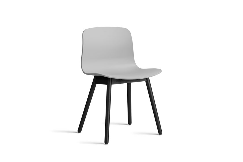 Chaise AAC12 de Hay, Piétement en chêne teinté noir, Concrete grey 2.0 Chaise AAC12 de Hay, Piétement en chêne teinté noir, Concrete grey 2.0