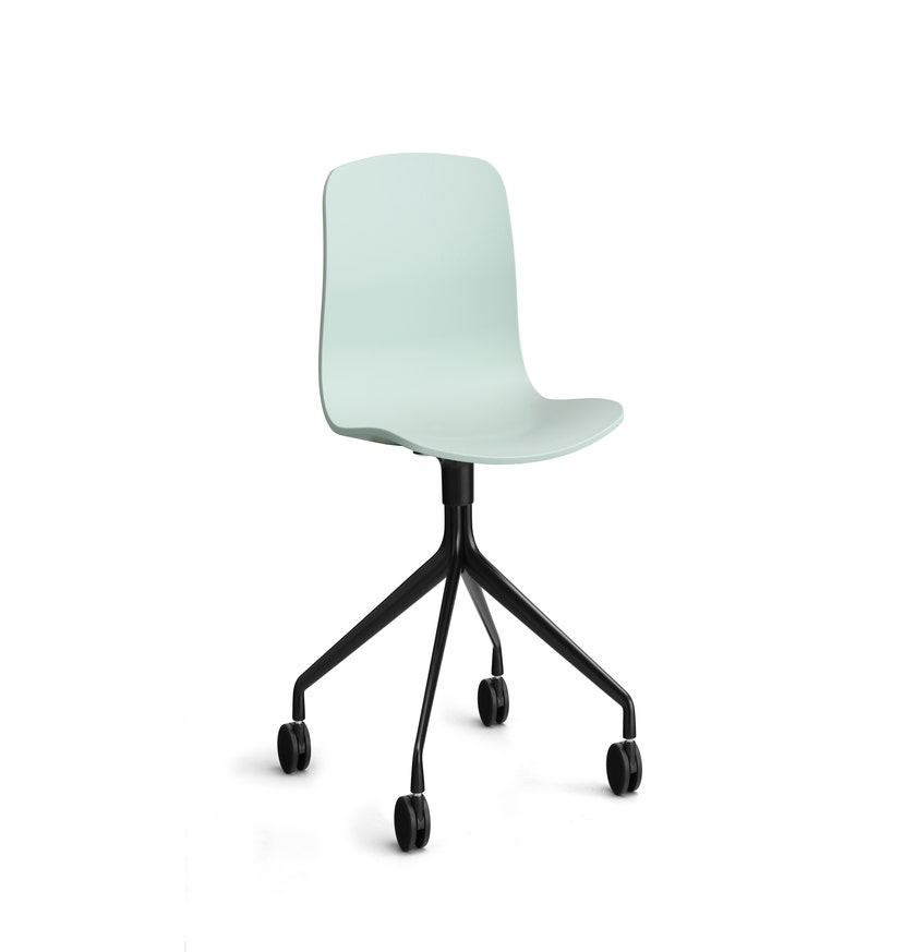 Chaise à roulettes AAC14 de Hay, Piétement noir, Dusty mint 2.0