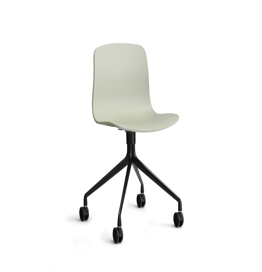 Chaise à roulettes AAC14 de Hay, Piétement noir, Pastel green 2.0