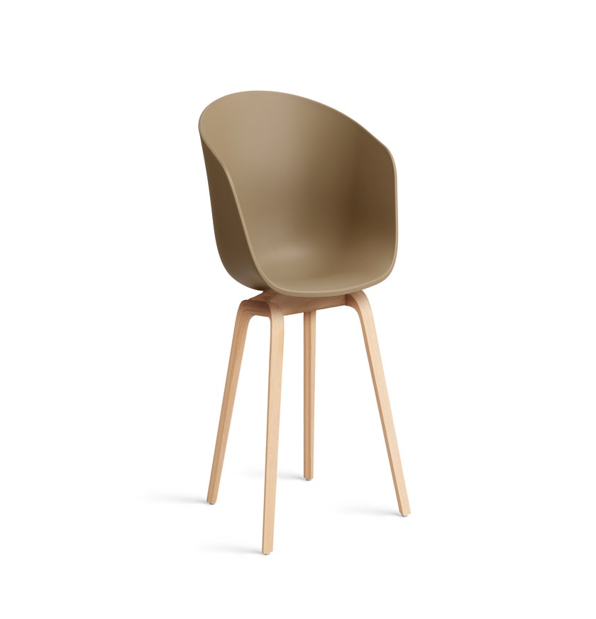 Fauteuil AAC 22, Piétement chêne savonné de Hay, clay 2.0
