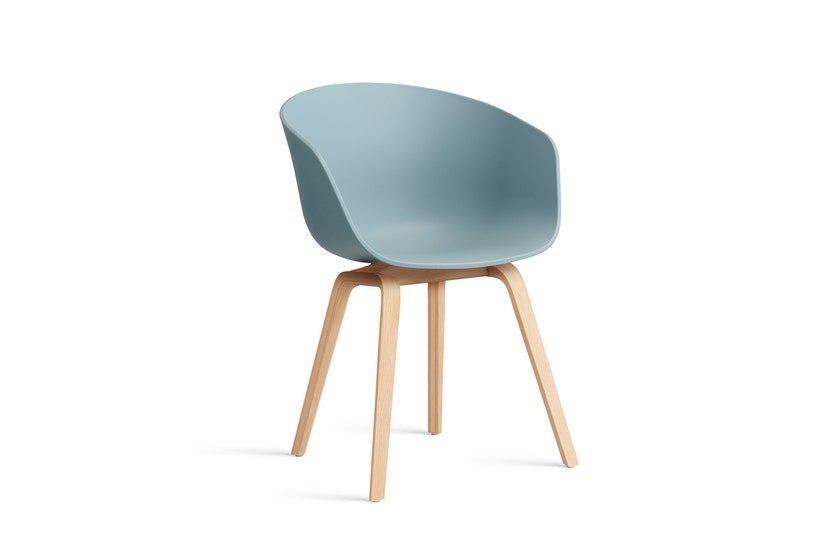 Fauteuil AAC 22, Piétement chêne savonné de Hay, Dusty blue 2.0 Fauteuil AAC 22, Piétement chêne savonné de Hay, Dusty blue 2.0
